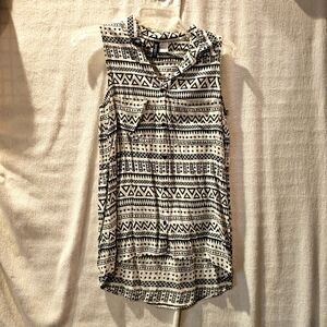 Women's Divided 6 Buttondup Black And White Print Sleeveless Blouse High-Low